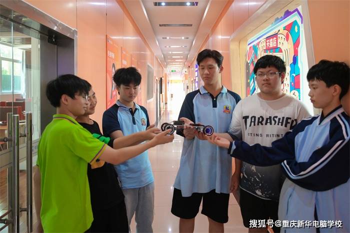 重庆新华智能机器人体验活动 萌新感受科技乐趣