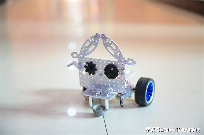 重庆新华智能机器人体验活动 萌新感受科技乐趣