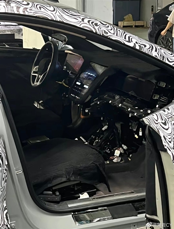 仰望汽车新款豪华轿车曝光,揭示神秘外观细节