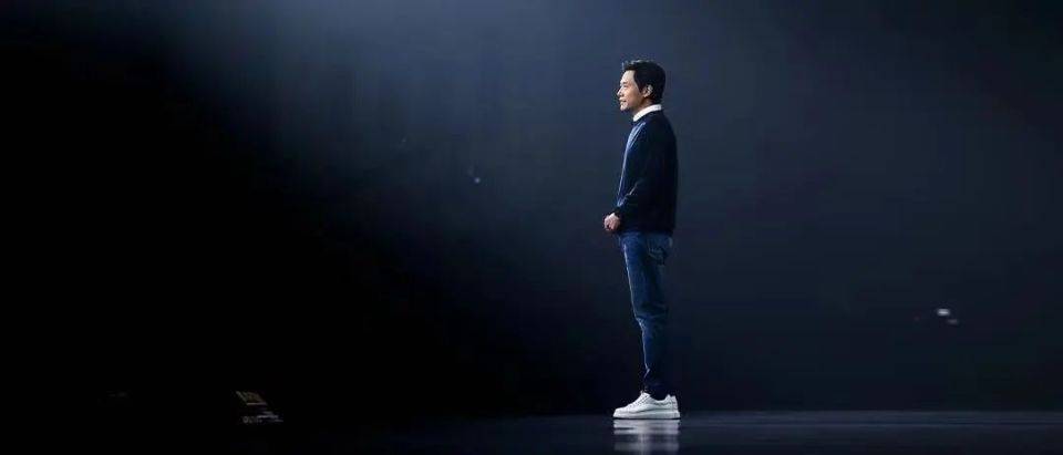 揭秘雷军年度演讲:探索“新小米”并揭示新一代机器狗“铁蛋2号”的面纱