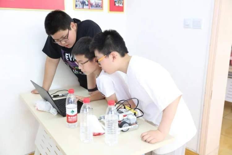 你曾经目睹过乐高机器人相扑比赛吗?