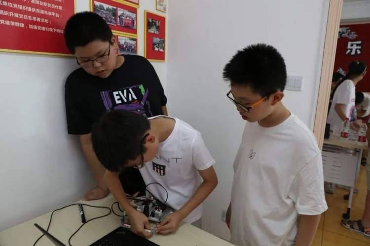 你曾经目睹过乐高机器人相扑比赛吗?