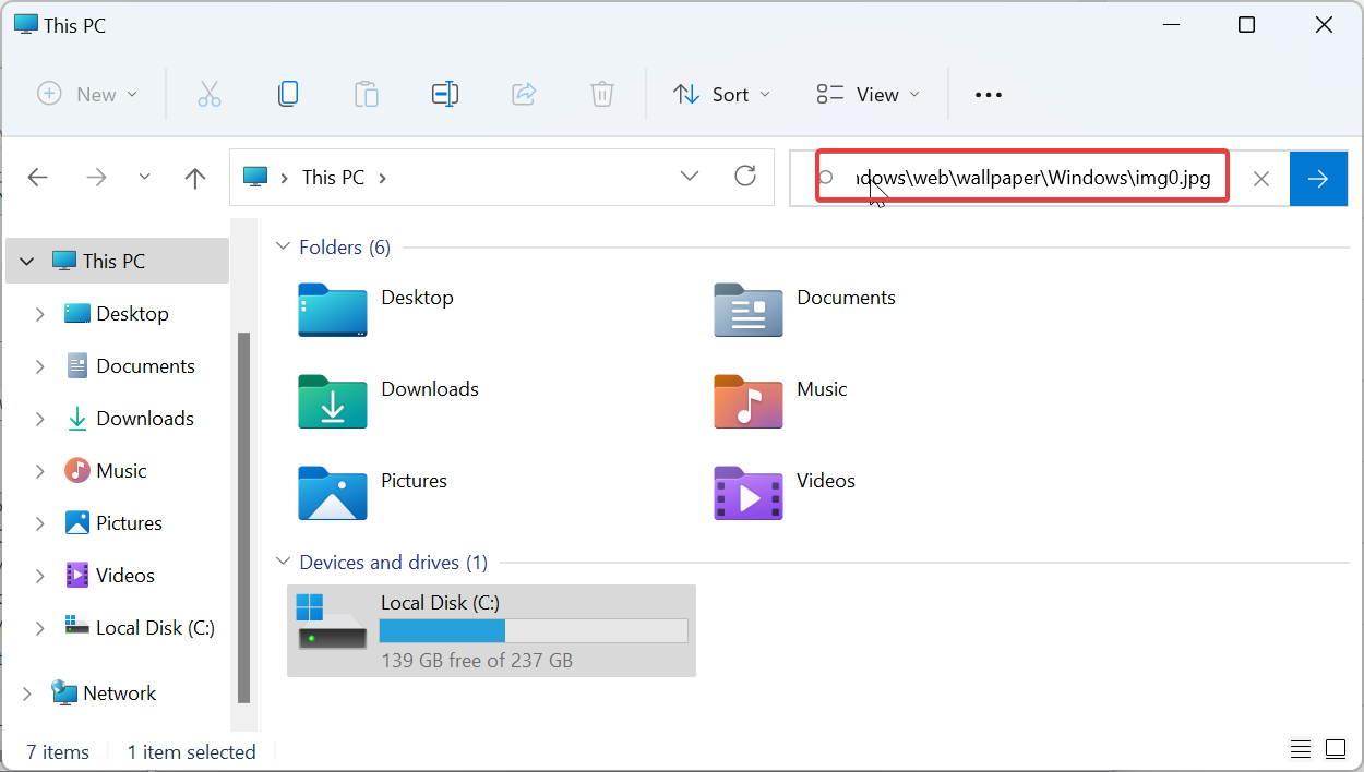 主题背景位于 Windows 11 中的什么位置?