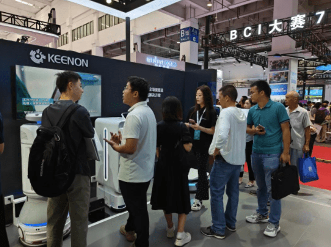 智能机器人新生态盛会：擎朗医疗震撼亮相2023世界机器人大会