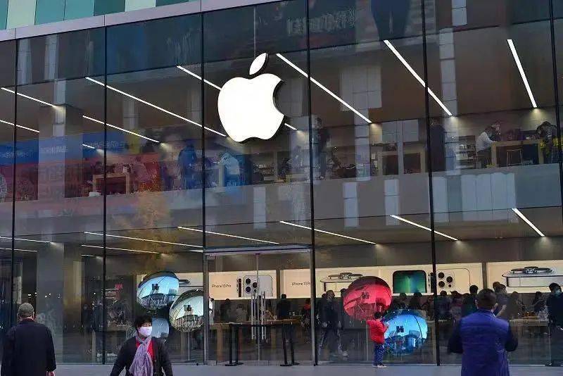 AI大模型成为苹果急需的「新解药」，OpenAI威胁加剧；实用主义成为大模型落地的新趋势 — AI新零售早报