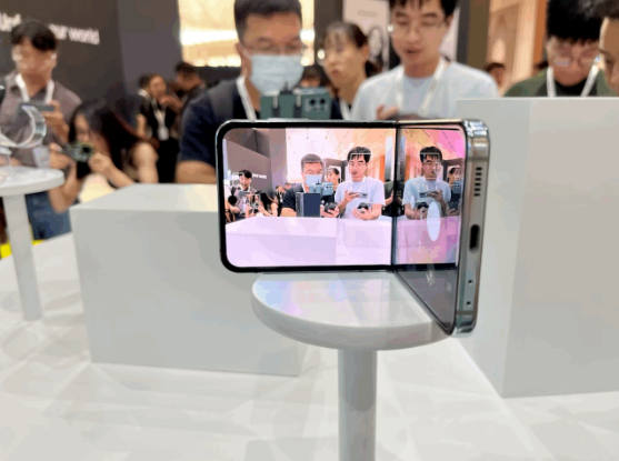 摩托罗拉刀锋与三星Galaxy Z Flip 5：时尚复兴的惊艳登场