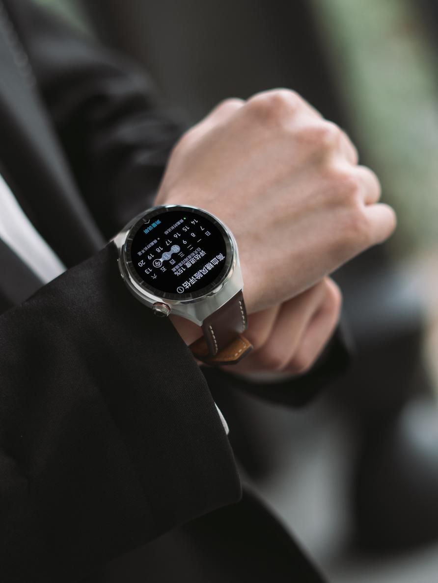 温馨关怀:七夕送礼选华为手表,健康呵护一生挚爱