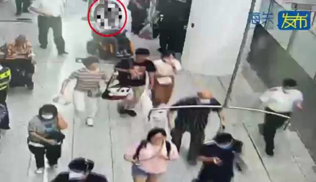 标题重写为:一名神色慌张的旅客入境时被查出在电动轮椅内藏匿了152部旧手机