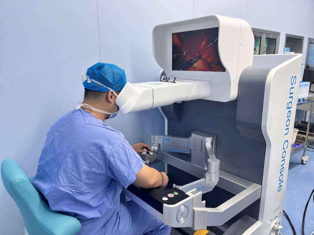 山东第一医科大学附属省立医院成功实施全球首例完全单孔机器人全胃切除手术