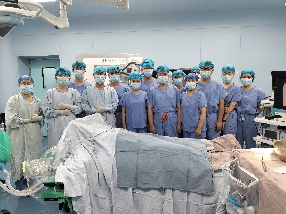 山东第一医科大学附属省立医院成功实施全球首例完全单孔机器人全胃切除手术