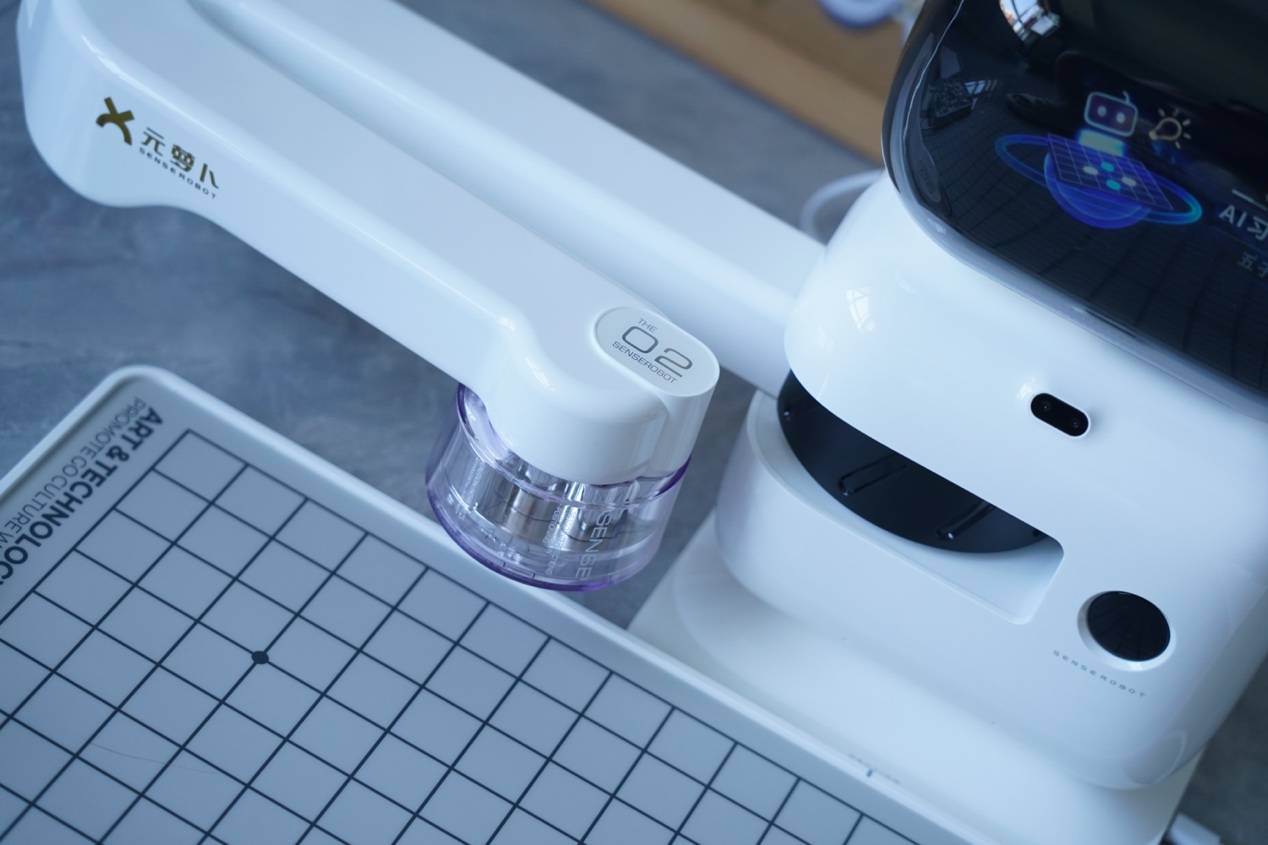 提升孩子围棋技能，体验“元萝卜SenseRobot”AI下棋机器人围棋版，成为围棋高手