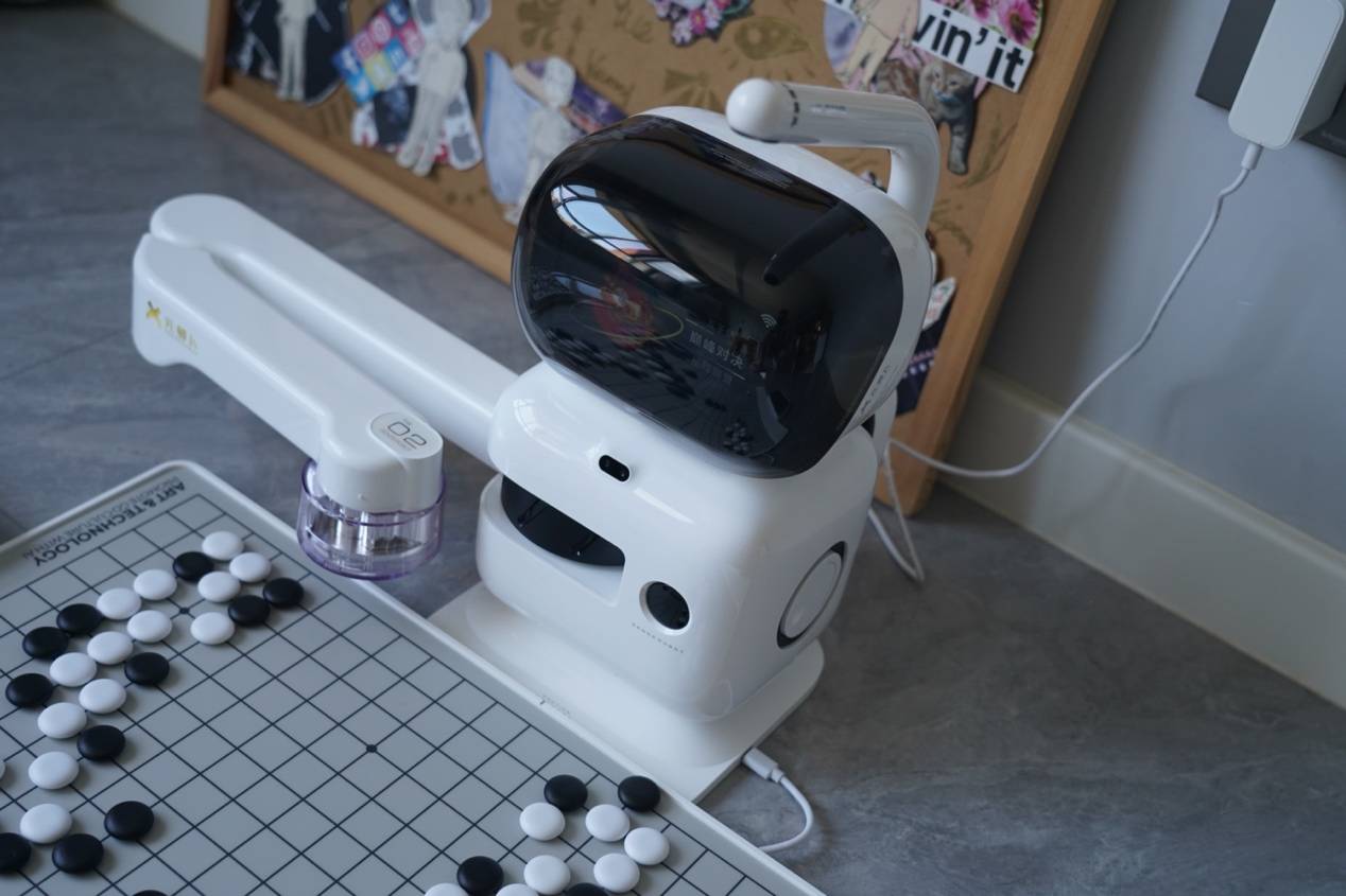 提升孩子围棋技能，体验“元萝卜SenseRobot”AI下棋机器人围棋版，成为围棋高手