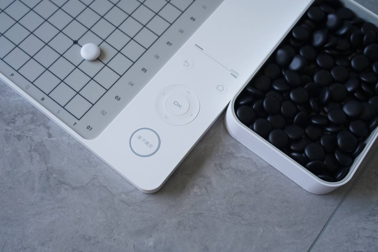 提升孩子围棋技能，体验“元萝卜SenseRobot”AI下棋机器人围棋版，成为围棋高手