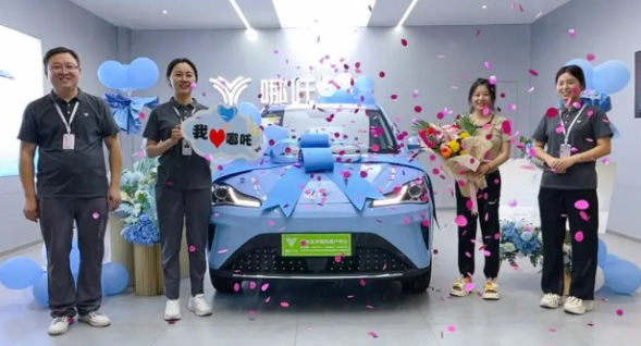 首款改款车型哪吒AYA电动车在郑州正式交付,引人注目