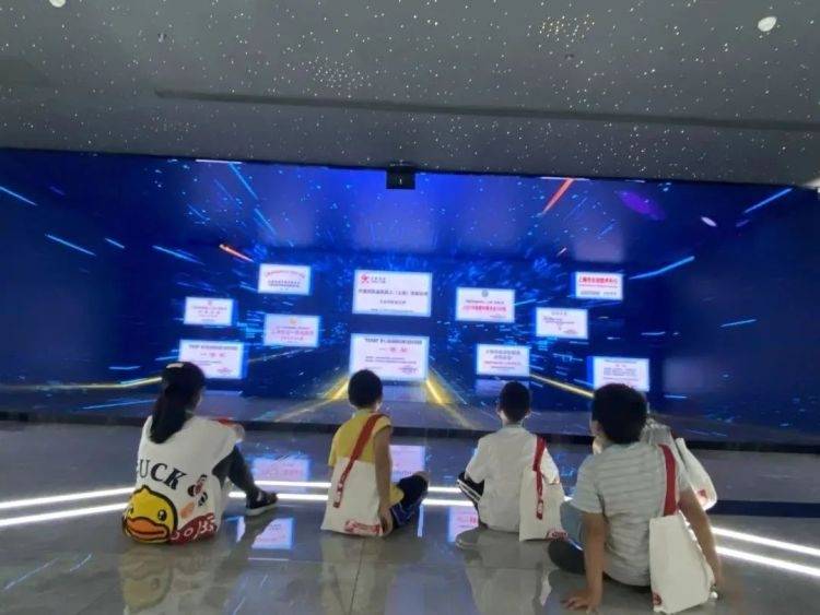 童真目光下的发展奇观!泗泾孩子们探索机器人车间的奇妙之旅