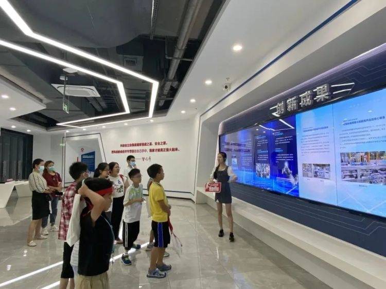 童真目光下的发展奇观!泗泾孩子们探索机器人车间的奇妙之旅