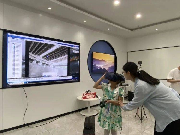 童真目光下的发展奇观!泗泾孩子们探索机器人车间的奇妙之旅