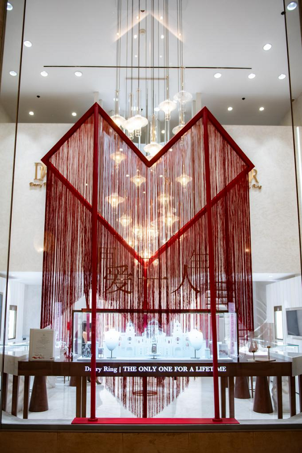 七夕情人节应急玫瑰闪现巴黎 DR钻戒引领中国传统情人节文化走向世界