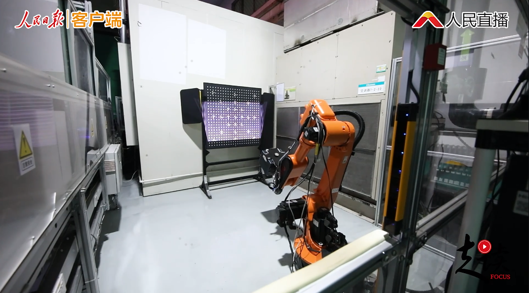 全球首台8K激光电视在人民日报探访海信厂房，引起广泛关注