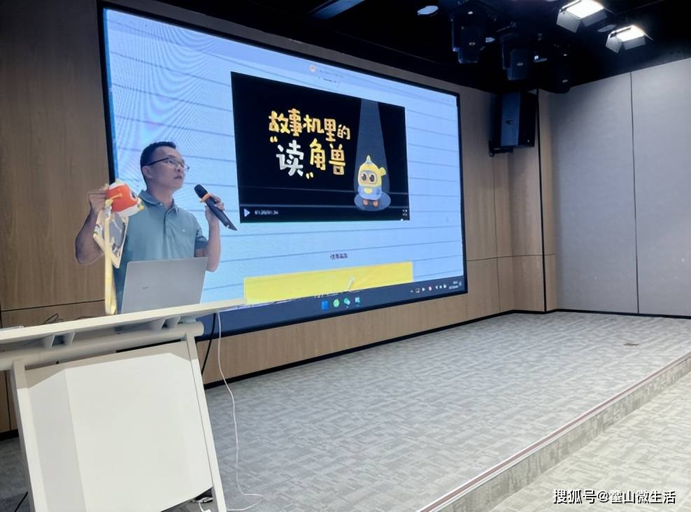 卢卡伴读机器人带你体验“书香润童心”活动在霍山县图书馆举行