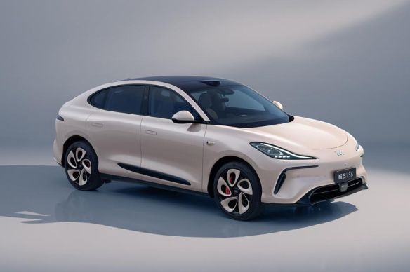 智己LS6亮相：前卫设计与强劲动力的完美结合