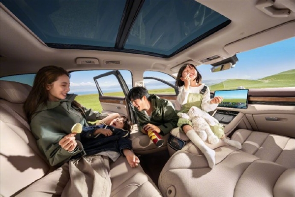 超级方便!AITO问界新M7后备箱轻松装下30个登机箱