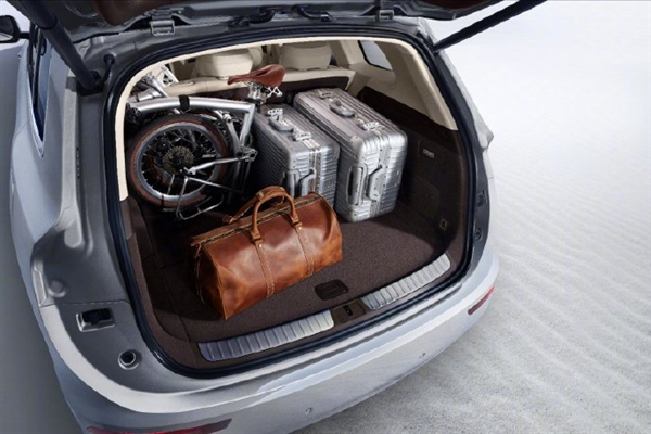 超级方便!AITO问界新M7后备箱轻松装下30个登机箱