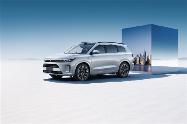 超级方便！AITO问界新M7后备箱轻松装下30个登机箱