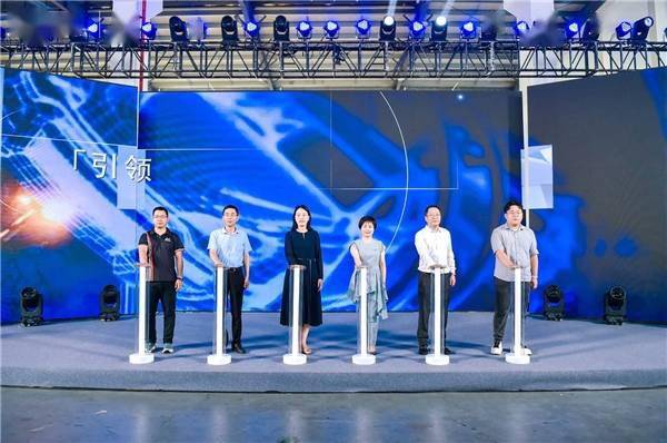 全国首家!浙江机器人产业集团发布垂直起降固定翼无人机-机器人自动更换电池系统