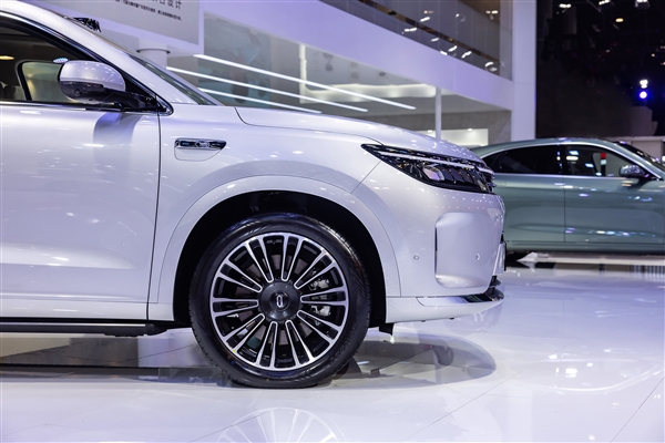 全新升级的问界M7现已开启预售,起价25.8万!