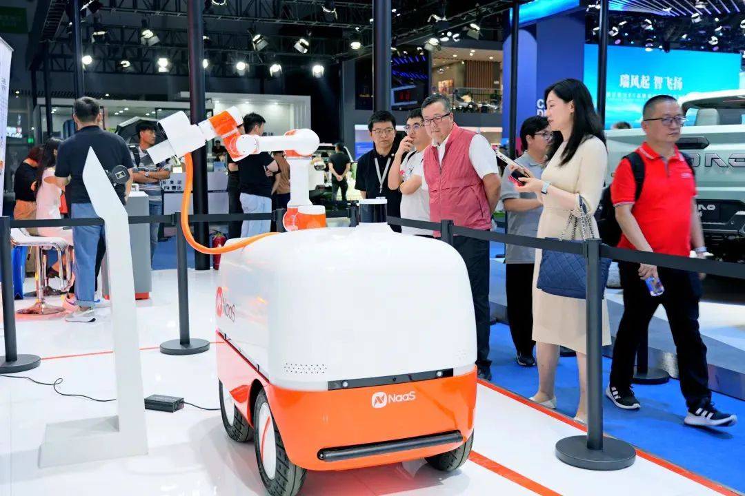 【成都车展】自动充电机器人来了，能链智电推出智慧补能解决方案