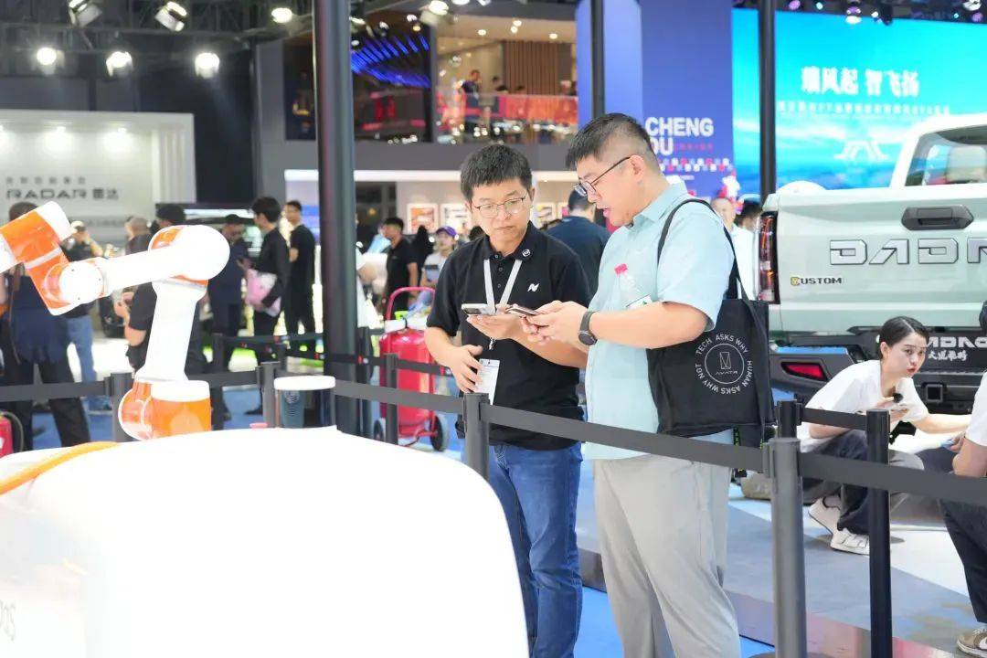 【成都车展】自动充电机器人来了，能链智电推出智慧补能解决方案