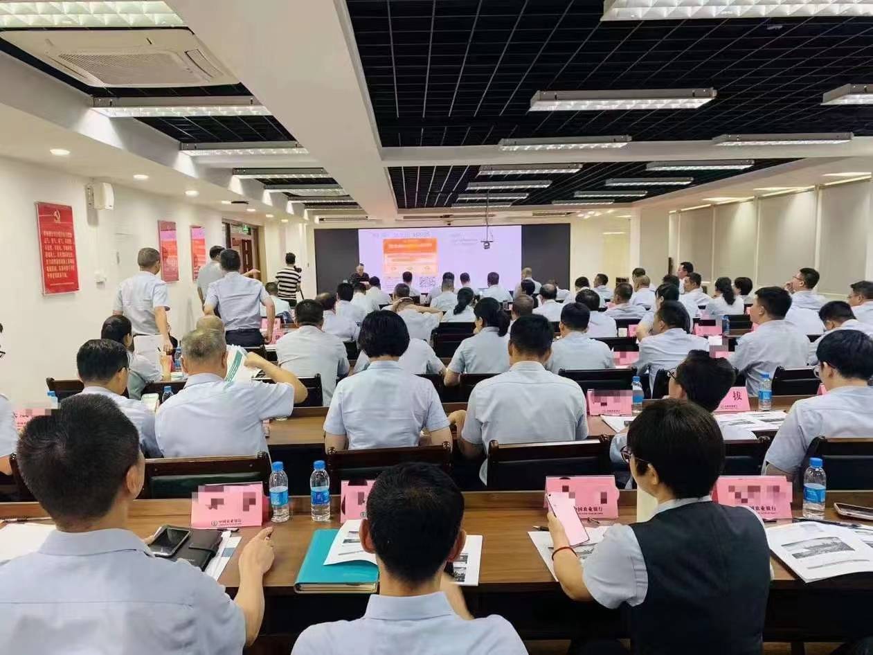 银行行长与AI助手合作，推动个人金融业务创新