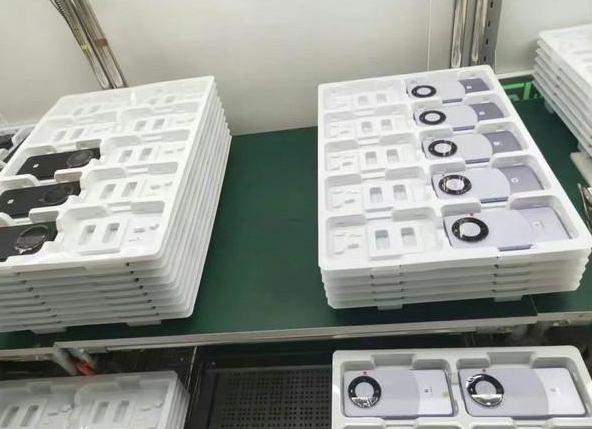 华为Mate60:创新设计,居中挖孔屏幕+3D人脸识别技术