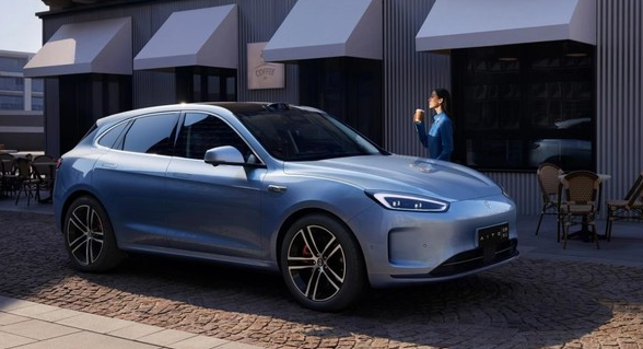 创新驾驶体验：消费者对HarmonyOS智能座舱的青睐不减