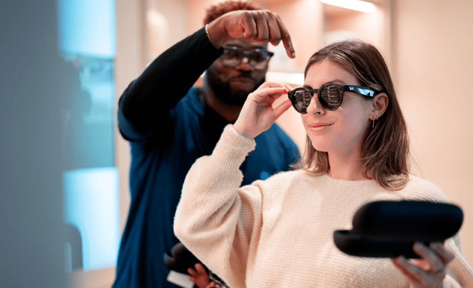 重写后的标题为：外媒报道：雷朋与Meta合作开发智能眼镜，集成人工智能功能