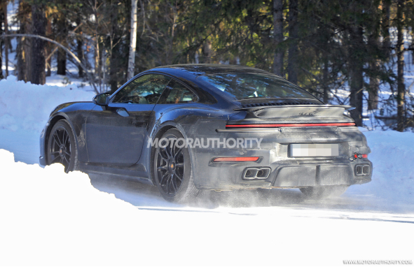 新标题：保时捷电气化战略迈出重要一步：预计2024年推出911 Turbo S混合动力版