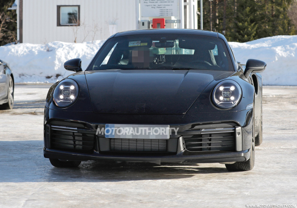 新标题：保时捷电气化战略迈出重要一步：预计2024年推出911 Turbo S混合动力版