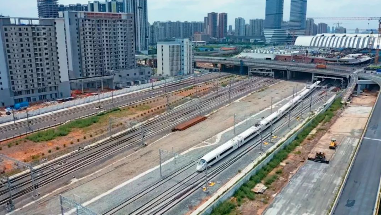 广汕高铁首次试运行动车组，全长约202公里