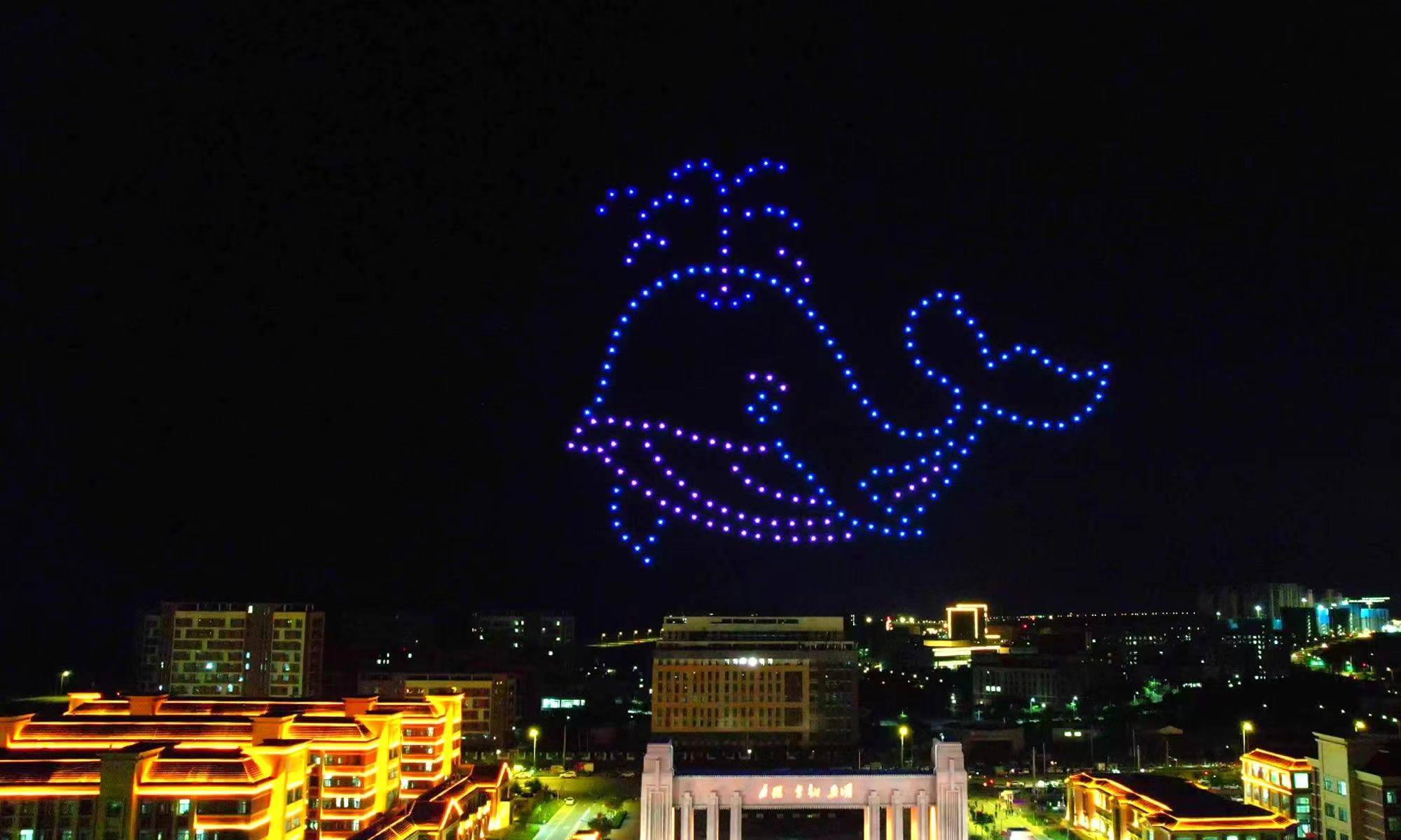 兰州新区:200架无人机点亮大学开学季,炫彩灯光秀照亮校园