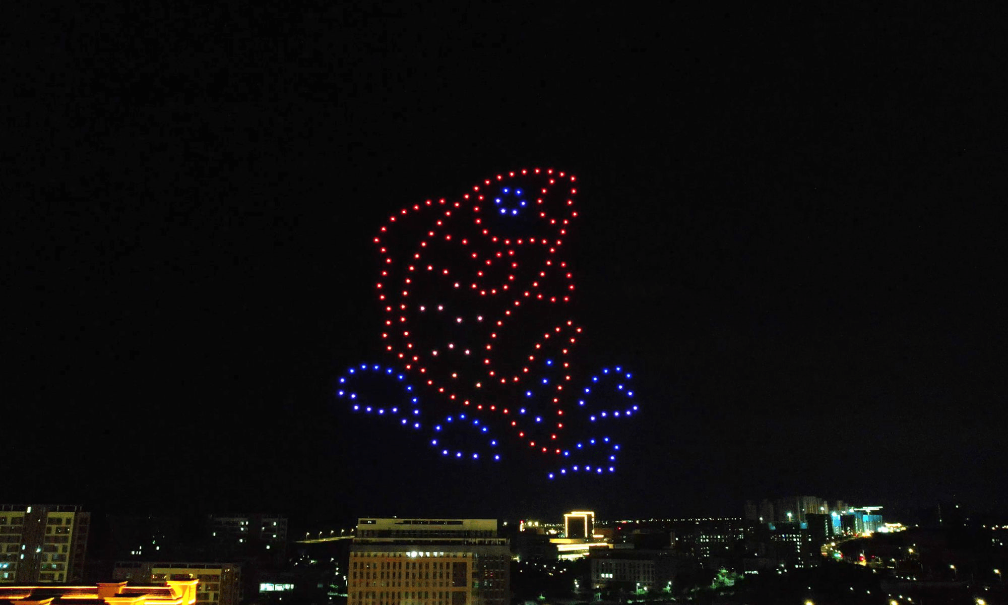 兰州新区:200架无人机点亮大学开学季,炫彩灯光秀照亮校园