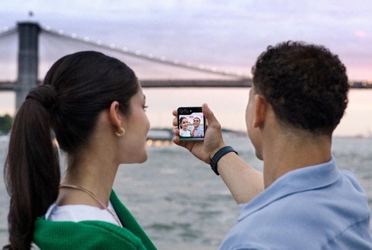 三星Galaxy Z Flip5再次提升耐用性，采用超薄柔性玻璃+装甲铝材料