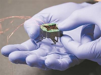 微型机器人具备自我变形能力，可以灵活地挤进狭窄空间