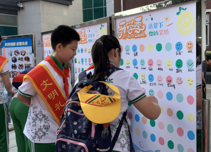 开学第一天，机器人“朋友”校门口迎新