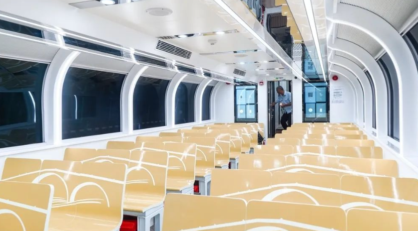 杭州首艘绿色新能源公交船“归锦”号即将投入运营：航速 15 公里 / 小时、续航 6 小时