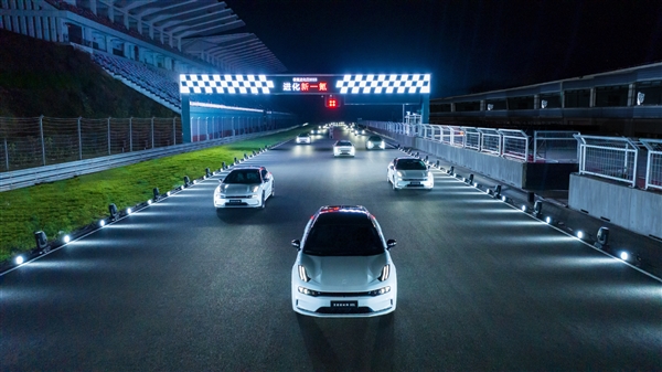 揭秘：极氪科技发布超千匹马力电动汽车"极氪001"亮相