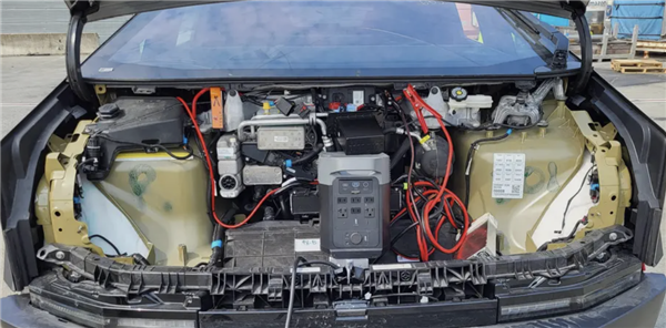 特斯拉Cybertruck曝光更多细节照片,双电机版本亮相