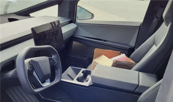 特斯拉Cybertruck曝光更多细节照片,双电机版本亮相