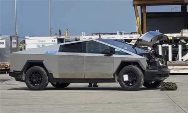 特斯拉Cybertruck曝光更多细节照片,双电机版本亮相