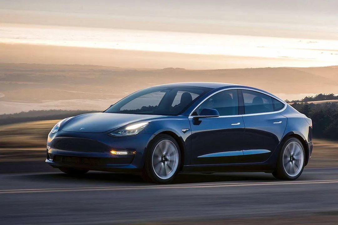 特斯拉的辅助驾驶再次被马斯克吹捧,却引发了法律纠纷